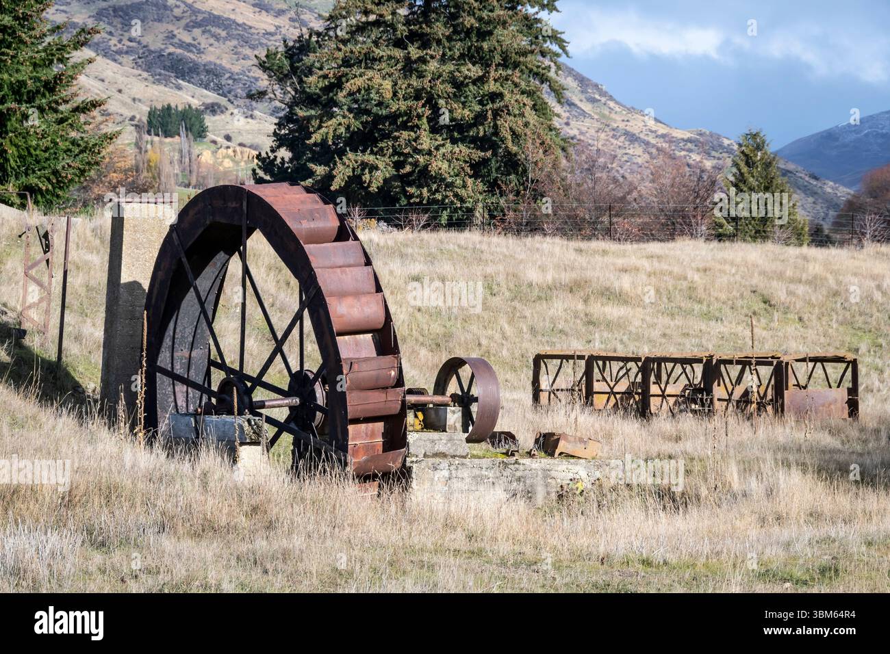 Roue à eau, relique de mine d'or, à Cardrona, Central Otago, Île du Sud, nouvelle-Zélande Banque D'Images