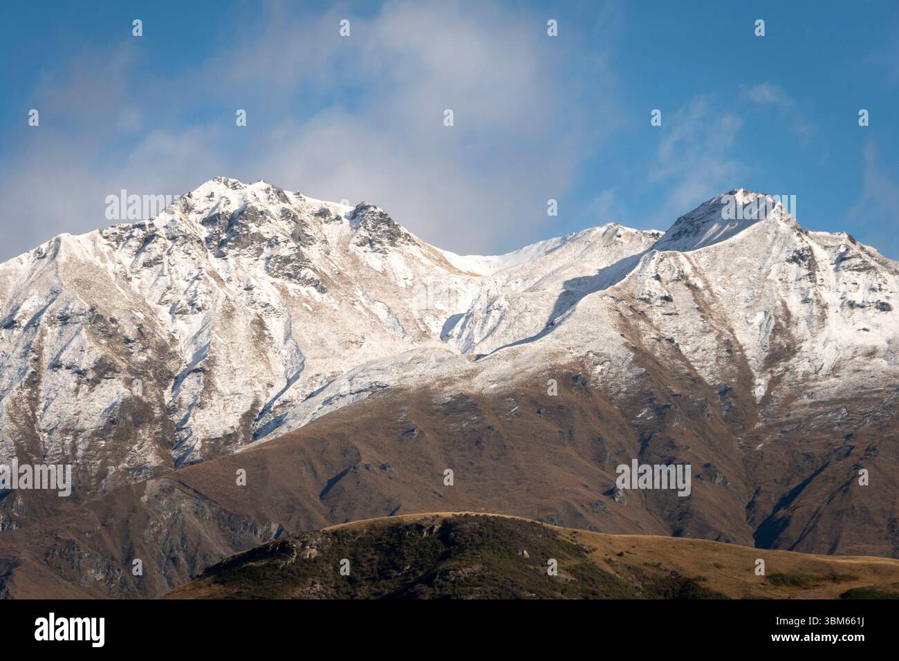 Sommets enneigés dans les montagnes Harris, près de Wanaka, Central Otago, Île du Sud, Nouvelle-Zélande Banque D'Images