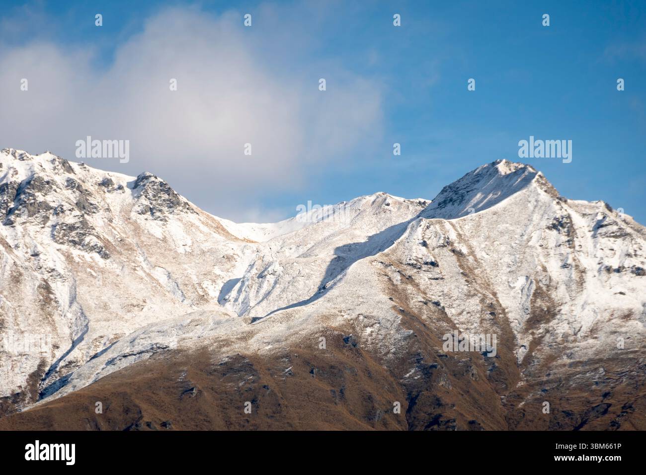 Sommets enneigés dans les montagnes Harris, près de Wanaka, Central Otago, Île du Sud, Nouvelle-Zélande Banque D'Images