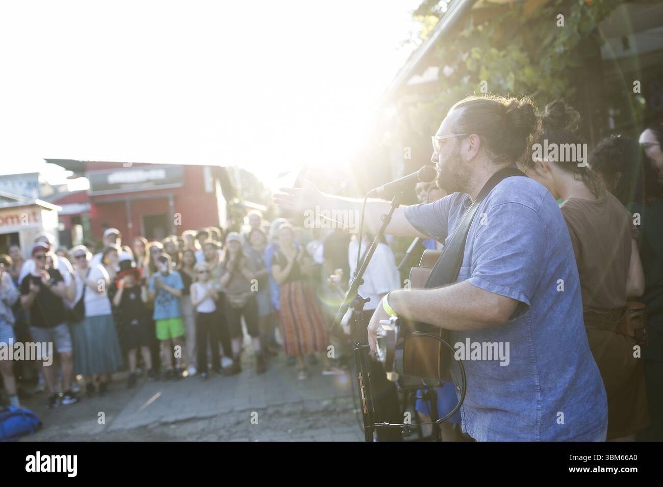 Le chœur Chrosiv joue et chante devant les bains publics sur le site RAW dans le cadre de la Fête de la musique. L'événement musical, qui a pris naissance en F. Banque D'Images