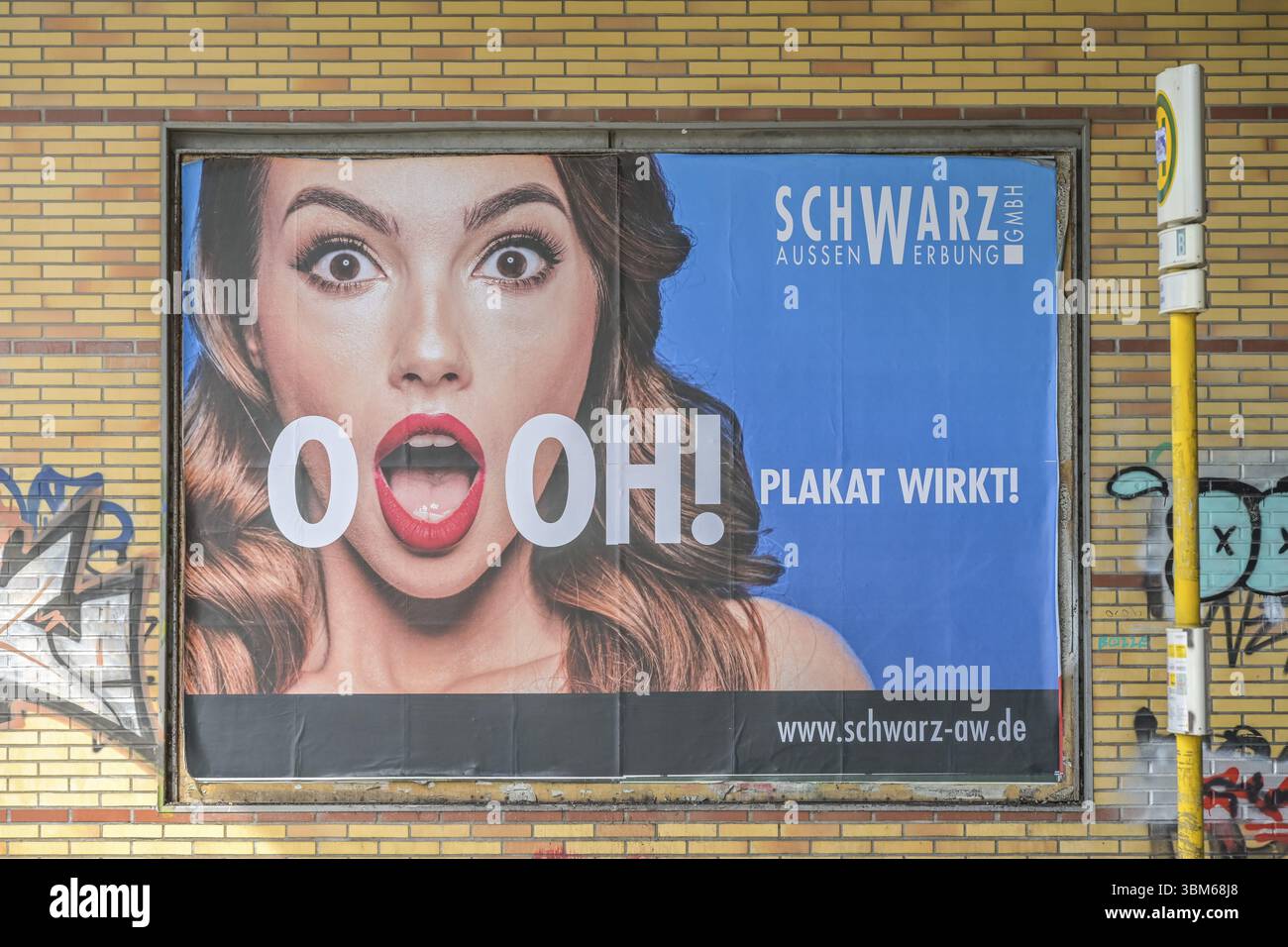 Affiche, publicité extérieure Schwarz, quartier de Treptow-Koepenick, Berlin, Allemagne, Europe Banque D'Images