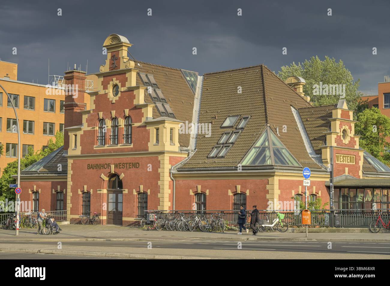 Station de S-Bahn Westend, Spandauer Damm, Charlottenburg, Charlottenburg-Wilmersdorf district, Berlin, Allemagne, Europe Banque D'Images
