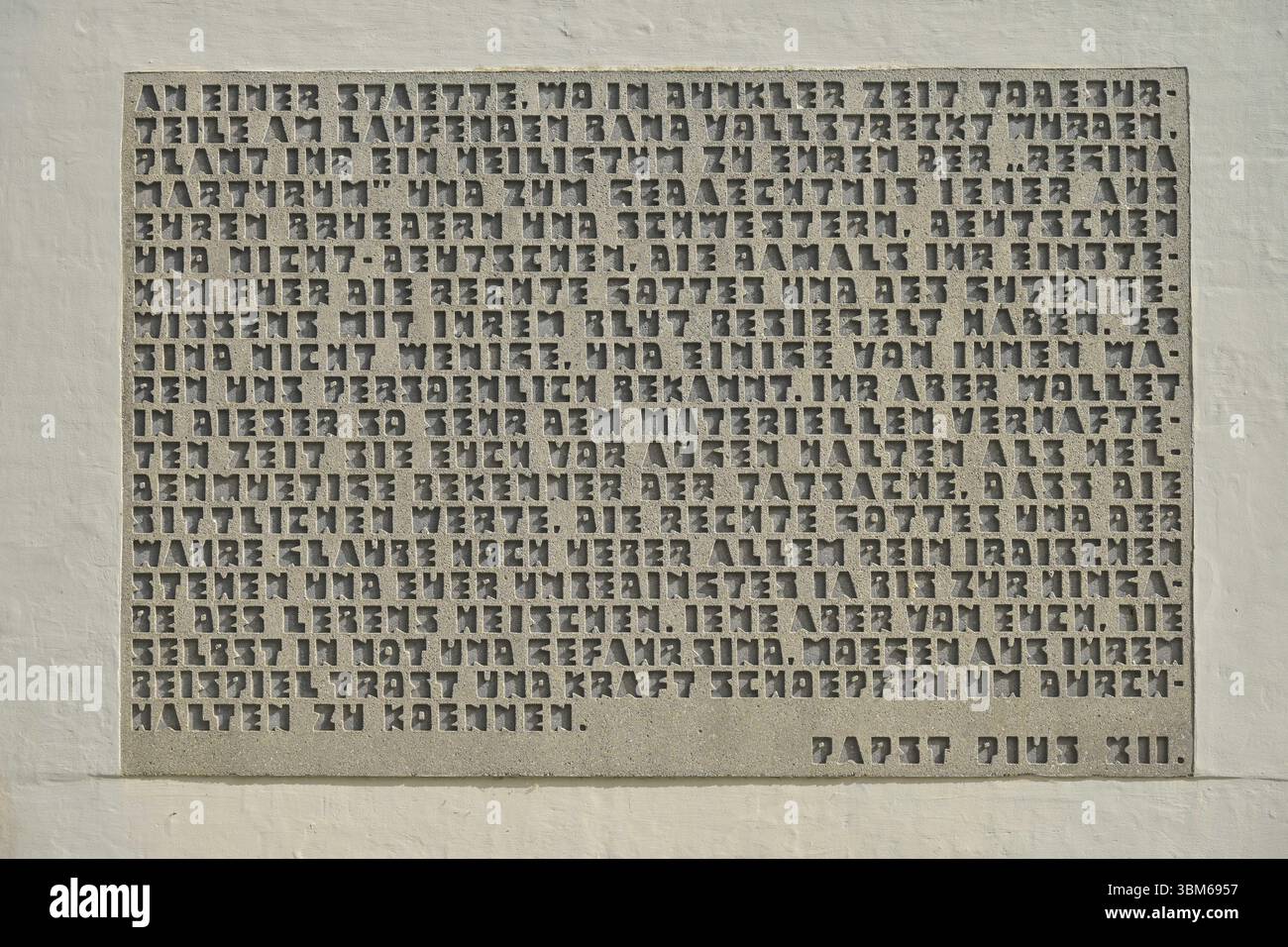 Pierre commémorative à la fondation de l'église par le pape Pie XII, Eglise commémorative Maria Regina Martyrum Berlin, Heckerdamm, Charlottenburg, Charlottenb Banque D'Images Pierre commémorative à la fondation de l'église par le pape Pie XII, Eglise commémorative Maria Regina Martyrum Berlin, Heckerdamm, Charlottenburg, Charlottenb Banque D'Images