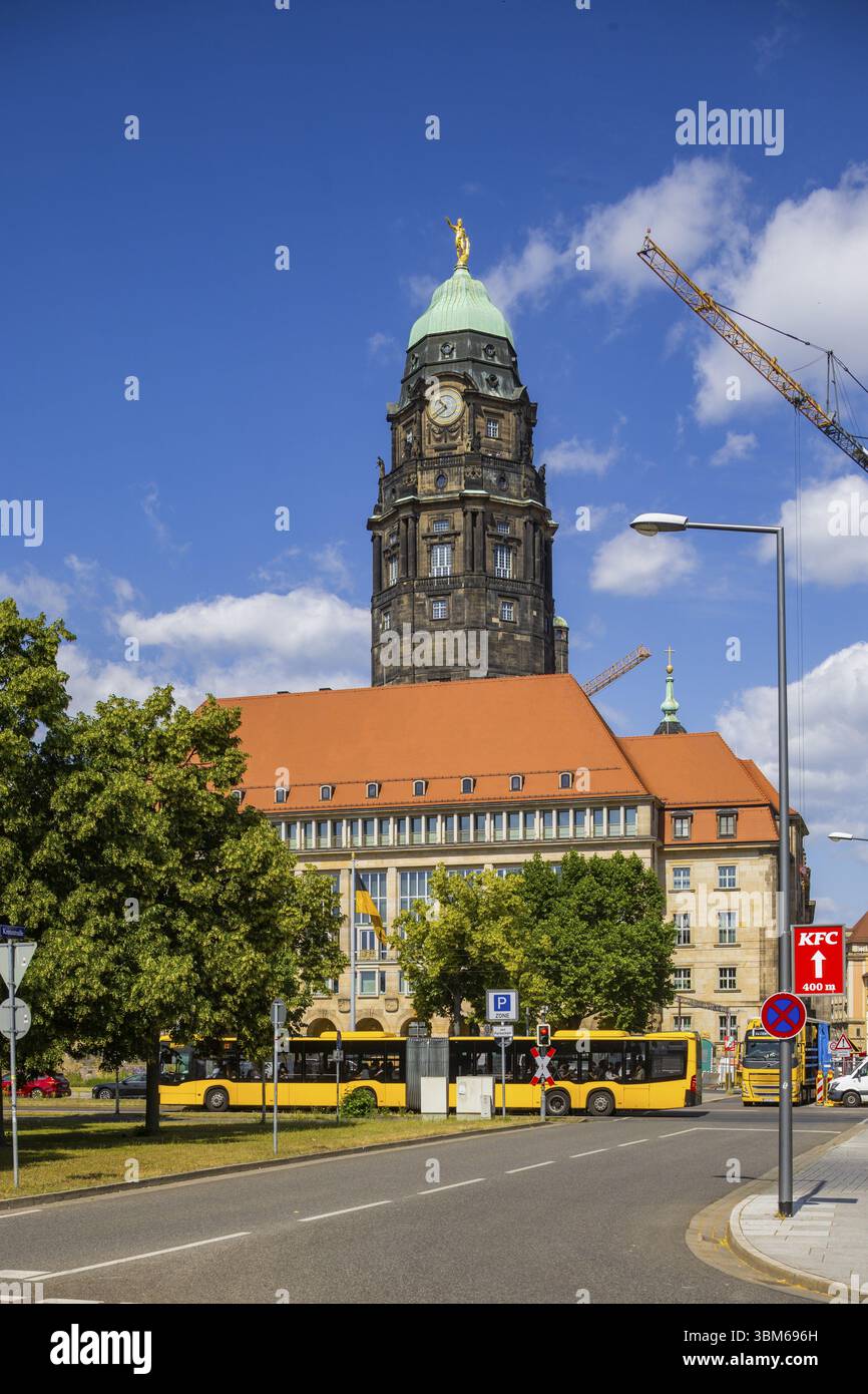 Du 1er juillet au 30 septembre 2025, la plate-forme d'observation de la tour au 11e étage sera ouverte aux groupes de visiteurs guidés de cinq personnes maximum, à Dresde Banque D'Images