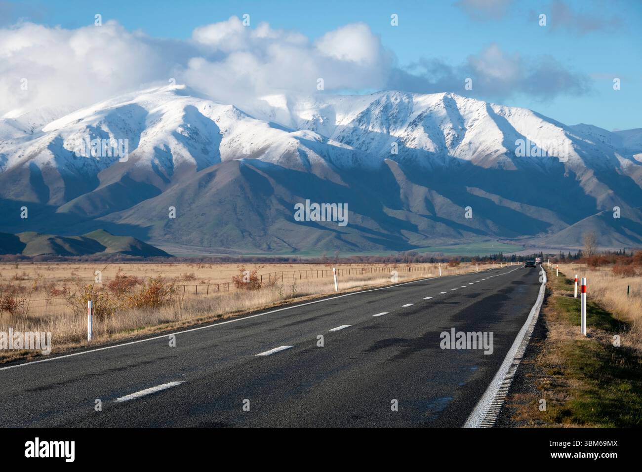 State Highway 8 menant aux montagnes de Benmore Range dans le pays McKenzie, près d'Omarama, Canterbury, Île du Sud, Nouvelle-Zélande Banque D'Images