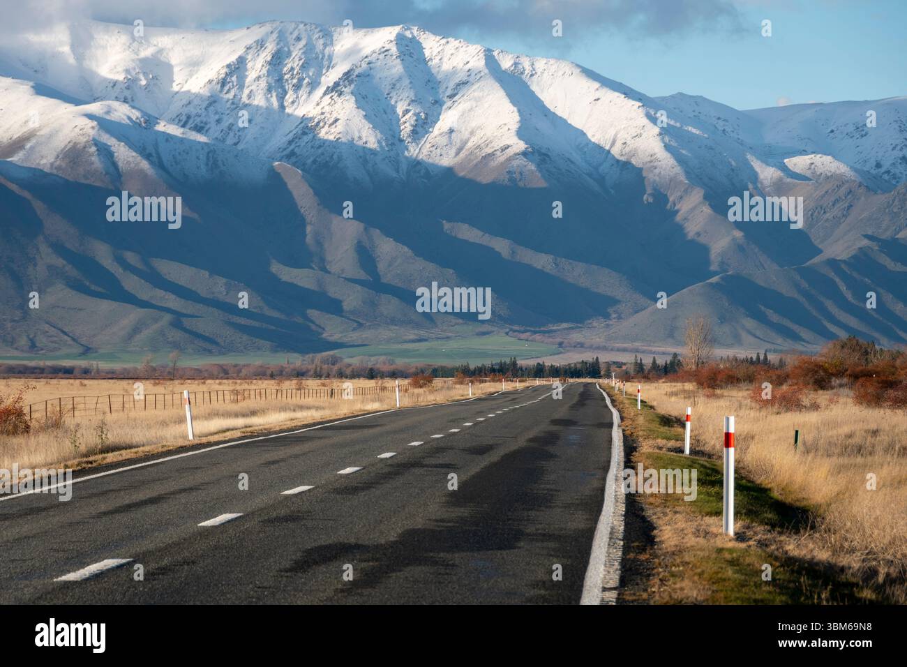 State Highway 8 menant aux montagnes de Benmore Range dans le pays McKenzie, près d'Omarama, Canterbury, Île du Sud, Nouvelle-Zélande Banque D'Images