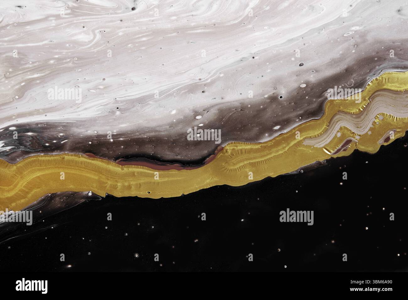 Fluide acrylique Art Ondulations en blanc et noir avec courbe d'or liquide. Arrière-plan ou texture en marbre abstrait Banque D'Images