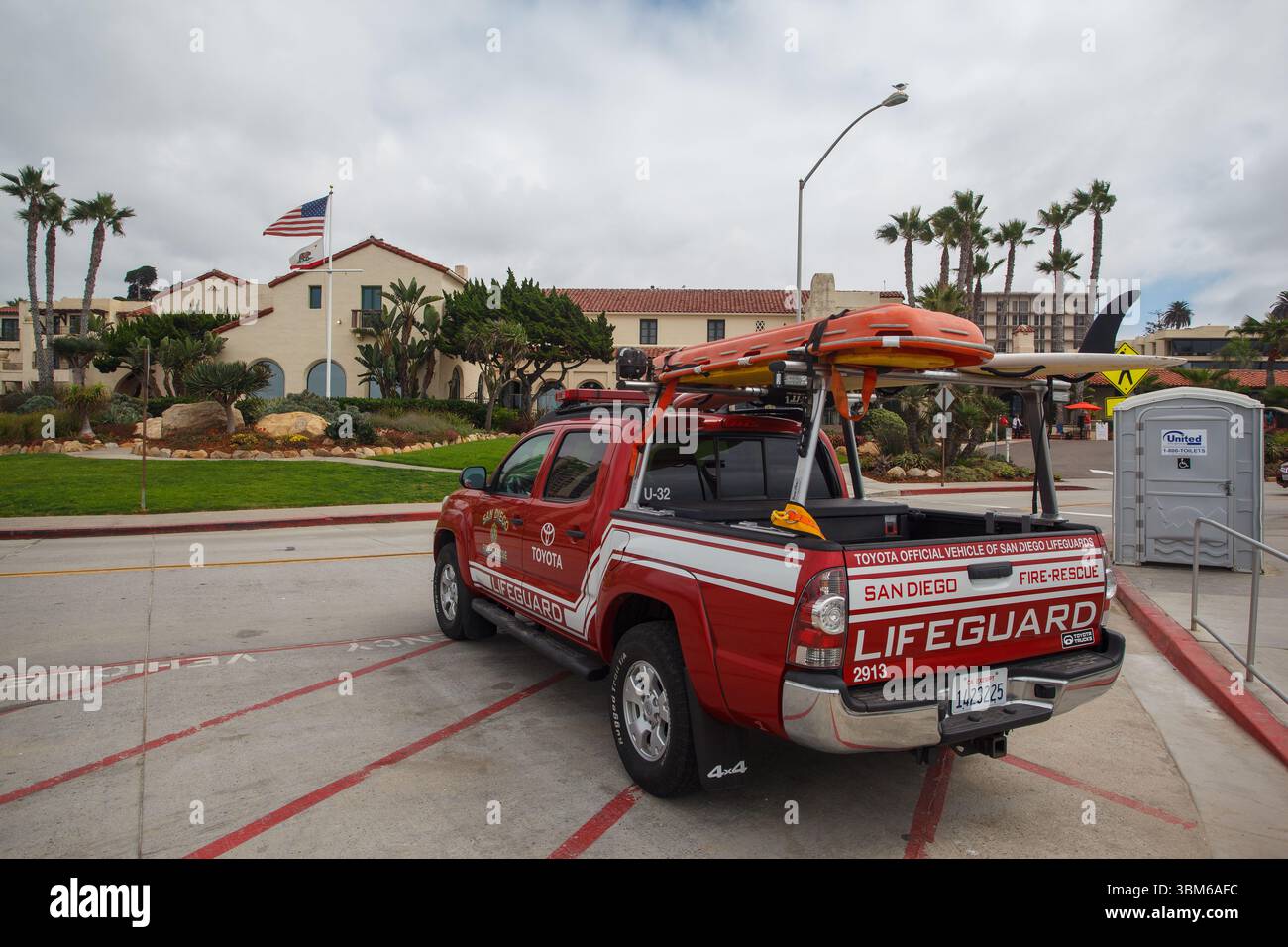 Un pick-up de sauveteur au bord de l'océan Pacifique à la Jolla, San Diego, Californie, États-Unis Banque D'Images