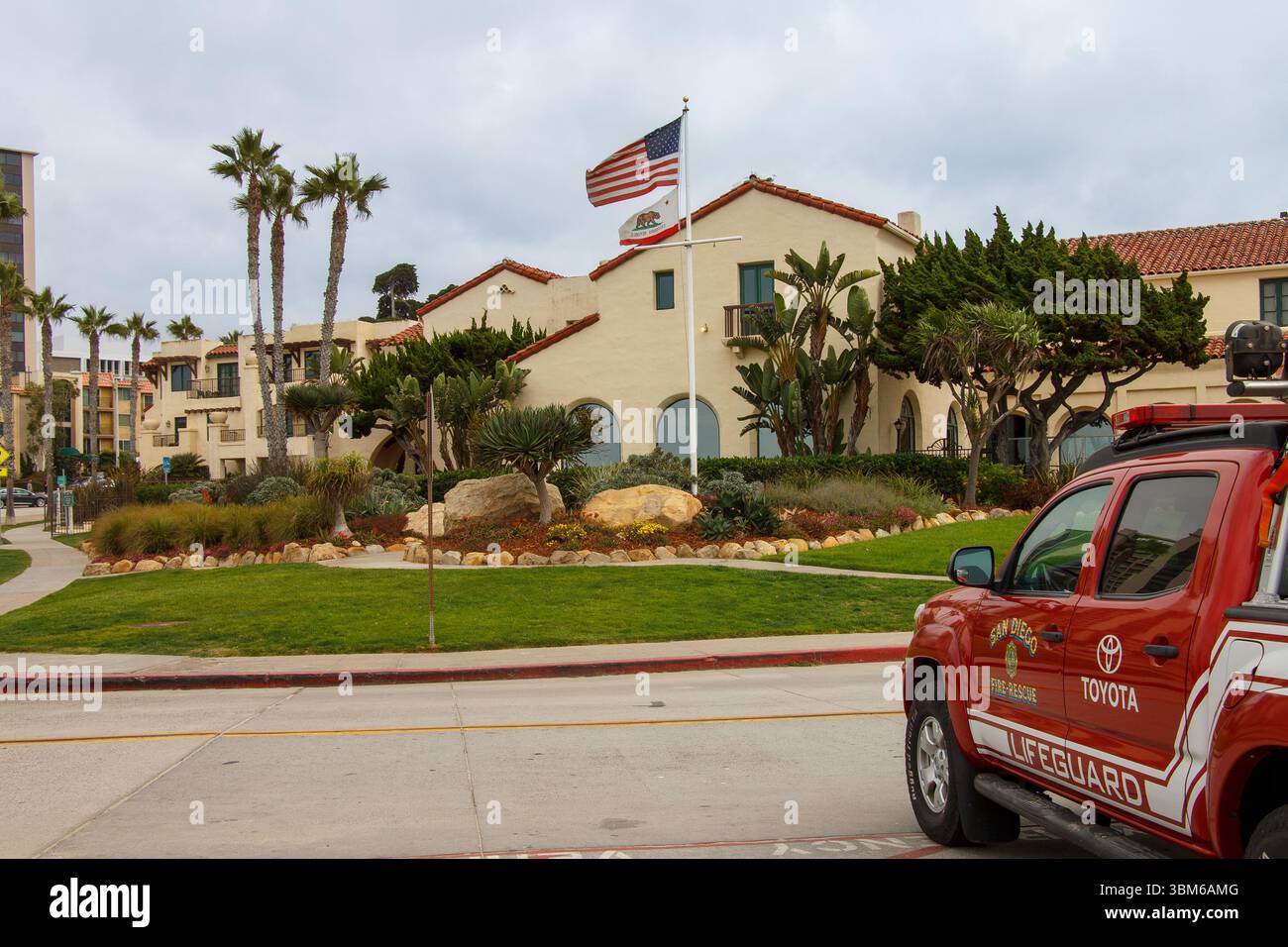 Un pick-up de sauveteur au bord de l'océan Pacifique à la Jolla, San Diego, Californie, États-Unis Banque D'Images