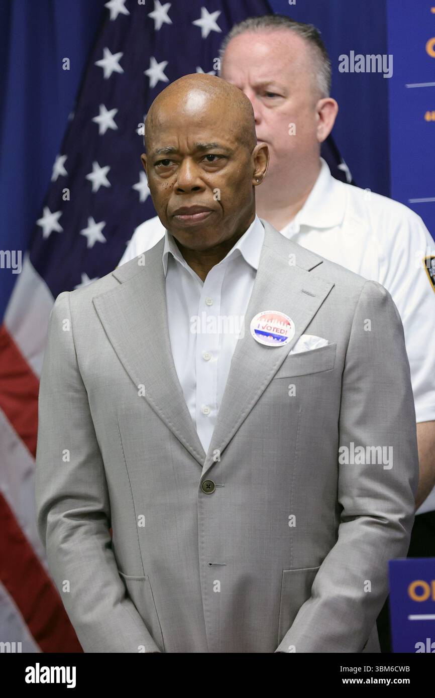 QUEENS, NEW YORK – 24 JUIN : le maire de New York Eric Adams, accompagné de la commissaire du NYPD Jessica S. Tisch et du conseiller municipal Francisco Moya, fait une annonce relative à la sécurité publique lors d’une conférence de presse au 115e commissariat du NYPD le 24 juin 2025 à Queens, New York. L’événement a souligné le succès de « l’opération Restore Roosevelt, une initiative ciblée visant à améliorer la sécurité et à renforcer la police de proximité le long du corridor de l’avenue Roosevelt. À la suite de l'annonce, le maire Adams a tenu un rendez-vous médiatique en personne pour répondre aux préoccupations du quartier et discuter des activités en cours Banque D'Images