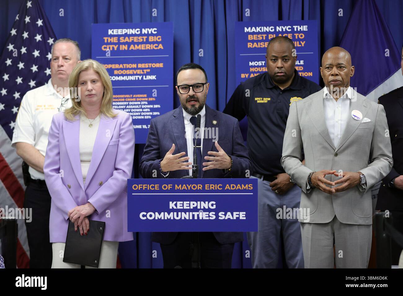 QUEENS, NEW YORK – 24 JUIN : le maire de New York Eric Adams, accompagné de la commissaire du NYPD Jessica S. Tisch et du conseiller municipal Francisco Moya, fait une annonce relative à la sécurité publique lors d’une conférence de presse au 115e commissariat du NYPD le 24 juin 2025 à Queens, New York. L’événement a souligné le succès de « l’opération Restore Roosevelt, une initiative ciblée visant à améliorer la sécurité et à renforcer la police de proximité le long du corridor de l’avenue Roosevelt. À la suite de l'annonce, le maire Adams a tenu un rendez-vous médiatique en personne pour répondre aux préoccupations du quartier et discuter des activités en cours Banque D'Images
