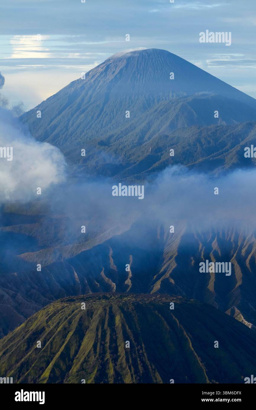 Mont Batok (bas), fumée du Mont bromo (Gunung bromo) et du Mont Semeru (haut), Java oriental, Indonésie Banque D'Images
