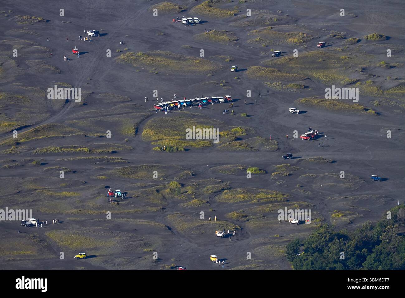 Vieux Toyota Landcruisers avec des touristes, sur Segara Wedi (océan de sable) en dessous du Mont bromo (Gunung bromo) Java est, Indonésie Banque D'Images