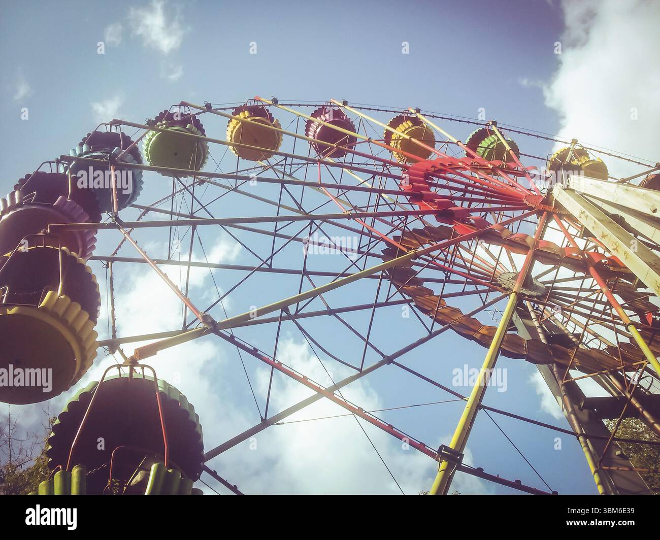 Retro Ferris roue sur un fond de ciel bleu, photo mobile Banque D'Images