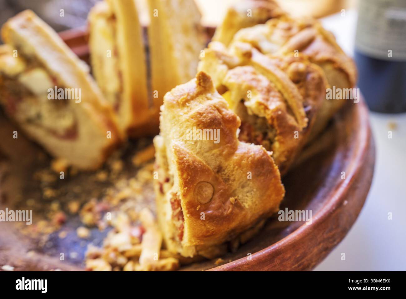 Tortano napoletano, gâteau de Pâques napolitain, beignet salé fourré de charcuterie et de fromages Banque D'Images