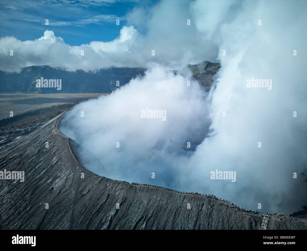 Touristes sur le bord du volcan Mont bromo (Gunung bromo) Java est, Indonésie - aérien Banque D'Images