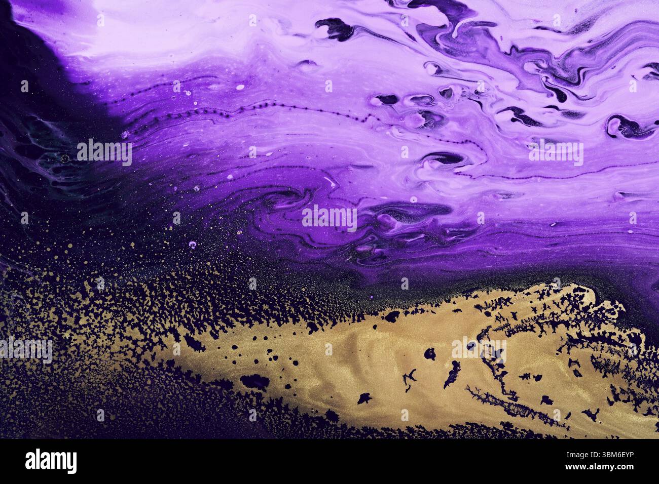 Metallische Goldabstraktion auf violetten Wellen. Art.fluide Marmoreffekt Hintergrund oder Textur Banque D'Images