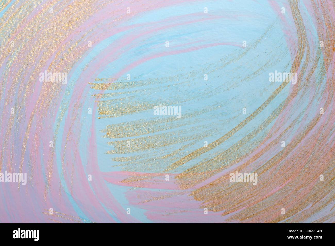 Coups de pinceau doré sur fond pastel. Technique de brosse sèche. Fond peint à la main ou texture pour votre conception Banque D'Images
