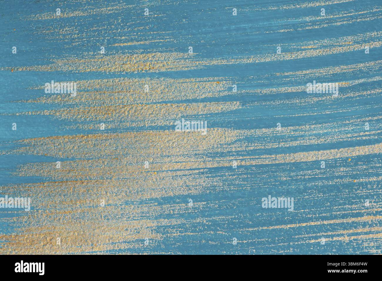 Coups de pinceau doré sur fond turquoise. Fond peint à la main ou texture pour votre conception. Technique de brosse sèche Banque D'Images