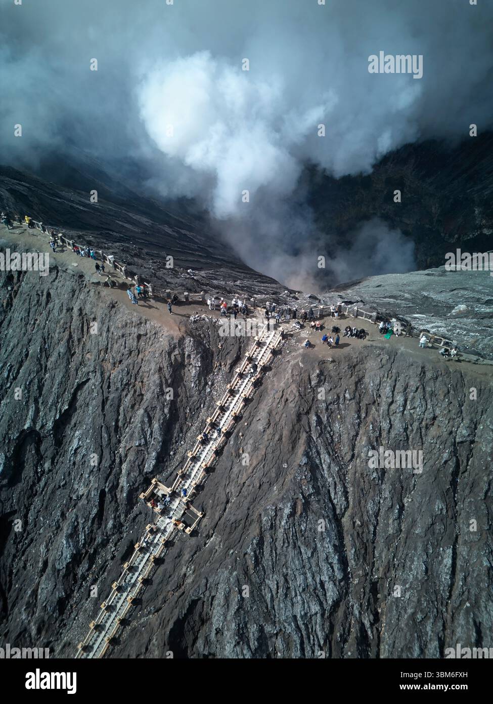 Touristes sur le bord du volcan Mont bromo (Gunung bromo) Java est, Indonésie - aérien Banque D'Images