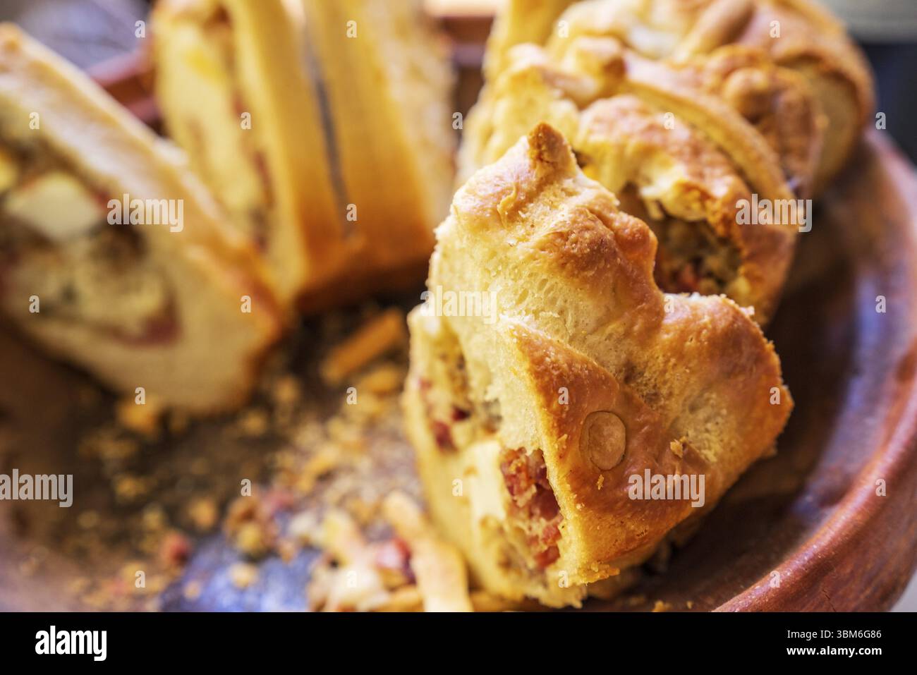 Tortano napoletano, gâteau de Pâques napolitain, beignet salé fourré de charcuterie et de fromages Banque D'Images