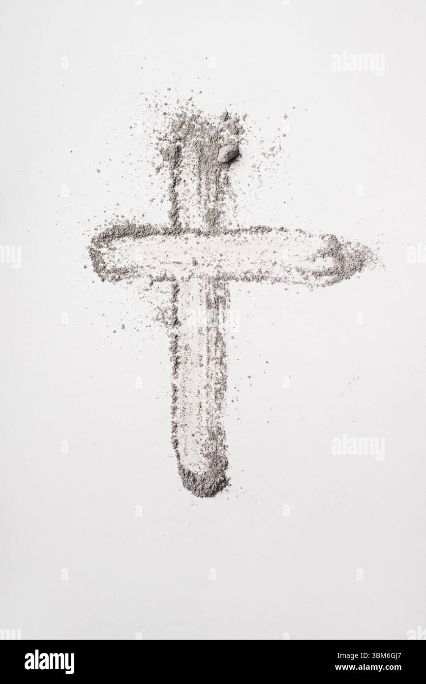 Symbole de croix de cendre sur fond blanc pour une réflexion prêtée et religieuse. Mercredi cendré Banque D'Images