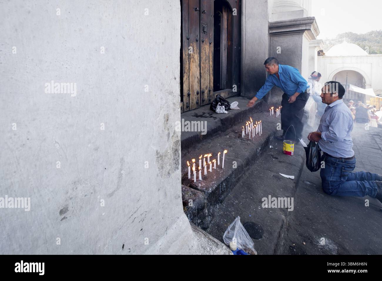 Cérémonie maya à l'entrée de l'église paroissiale, Santo Tomas Chichicastenango, République du Guatemala, Amérique centrale Banque D'Images