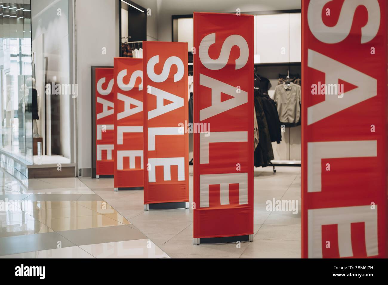 Barnaul, Russie - 7 août 2020. SOLDE de bannières rouges. Soldes du Vendredi fou et réductions saisonnières Banque D'Images