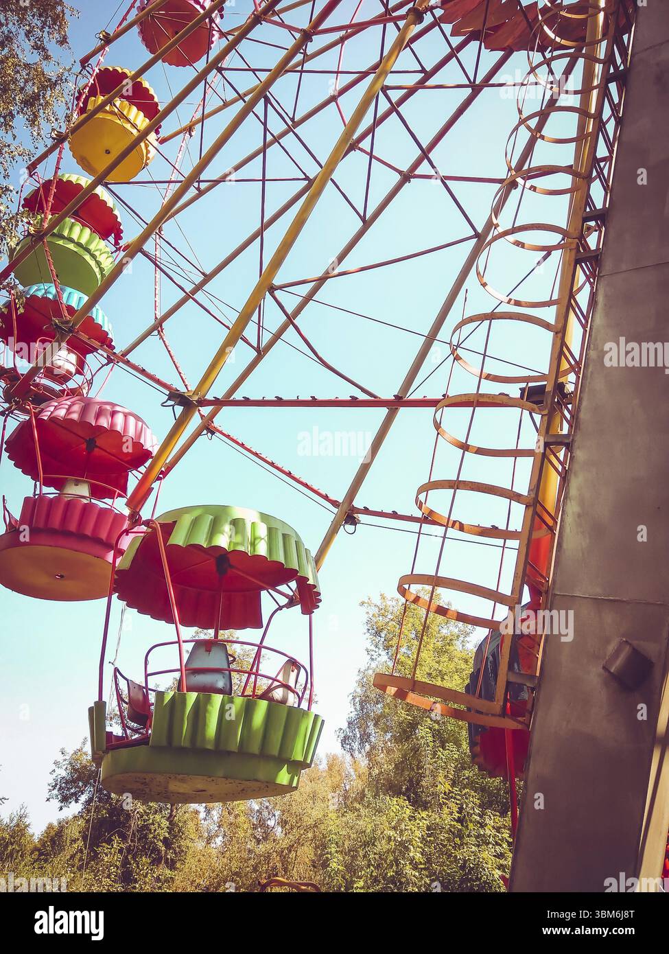 Retro Ferris roue sur un fond de ciel bleu, photo mobile Banque D'Images