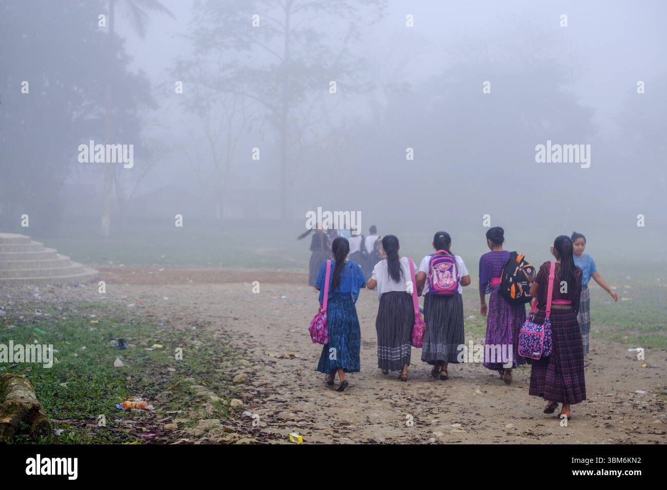 Élèves d'une école religieuse marchant dans le brouillard, la Parroquia, Lancetillo, Zona Reina, Quiche, Guatemala, Amérique centrale Banque D'Images
