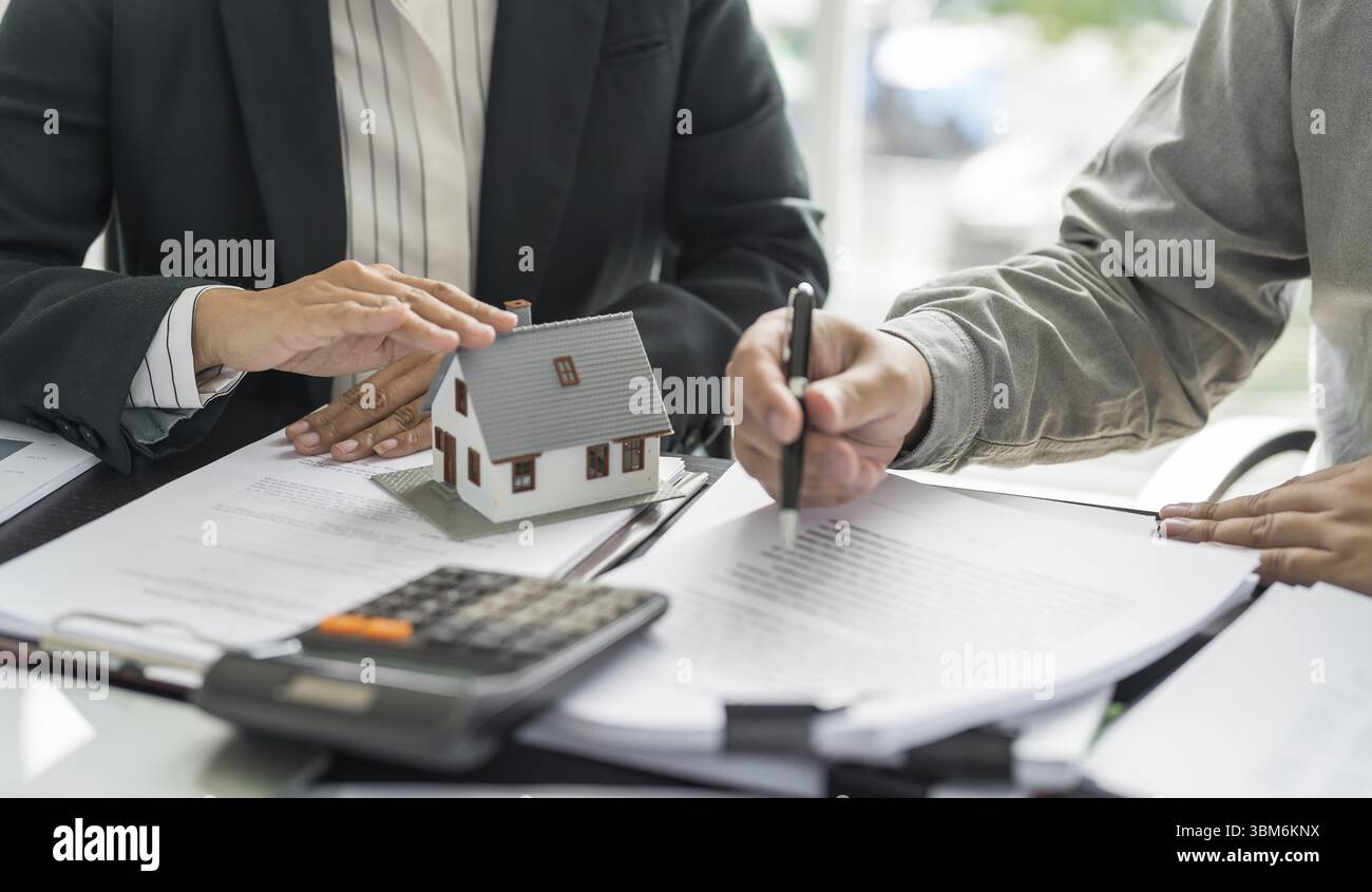 Les gens d'affaires signant le contrat faisant affaire avec le concept d'agent immobilier pour consultant assurance habitation investissement immobilier assurance propriété se Banque D'Images