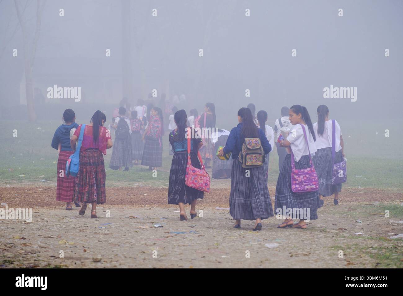 Élèves d'une école religieuse marchant dans le brouillard, la Parroquia, Lancetillo, Zona Reina, Quiche, Guatemala, Amérique centrale Banque D'Images