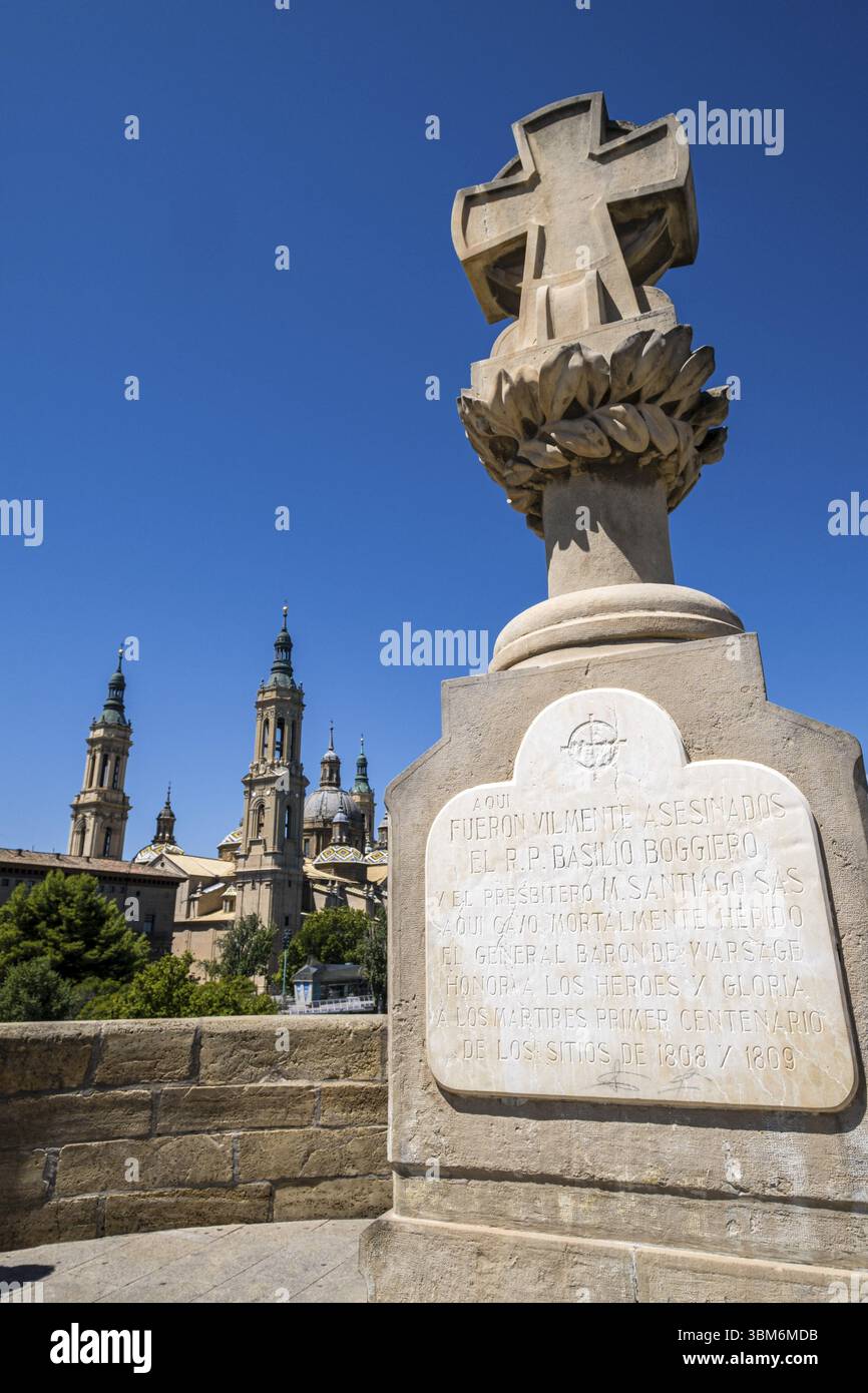 Monumento a otros Heroes de los Sitios, Ricardo Magdalena, 1908, Puente de Piedra sobre el rio Ebro y Basilica de Nuestra Senora del Pilar, Saragosse Banque D'Images