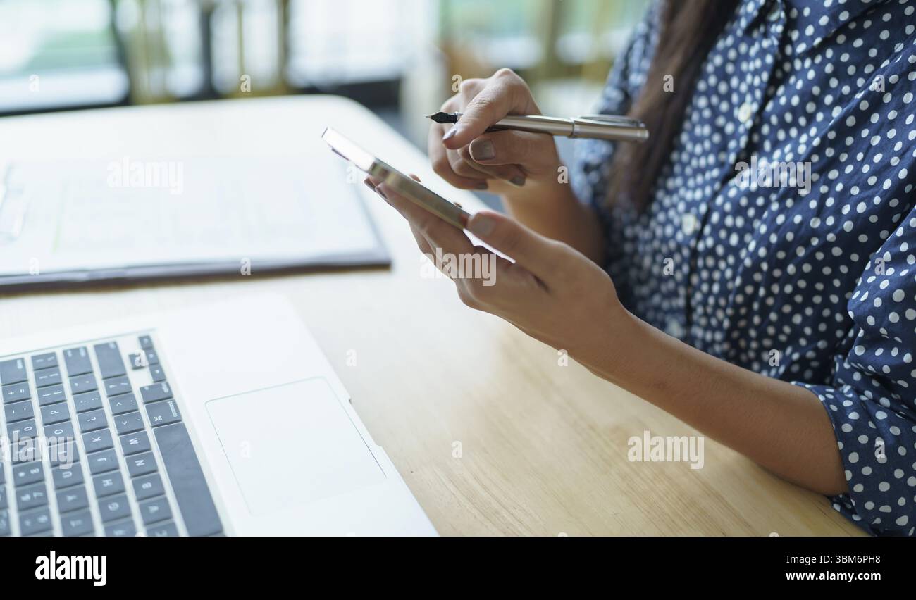 Femme asiatique utilisant smartphone mobile addict passant du temps à vérifier les nouvelles médias sociaux technologie de téléphone cellulaire concept e-commerce Banque D'Images