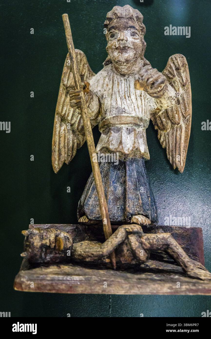 Sculpture en bois, Michael l'Archange vaincu le diable, XXe siècle, Icon Museum, Château Royal, Sanok, voïvodie sous-carpathique, Pologne, UE Banque D'Images