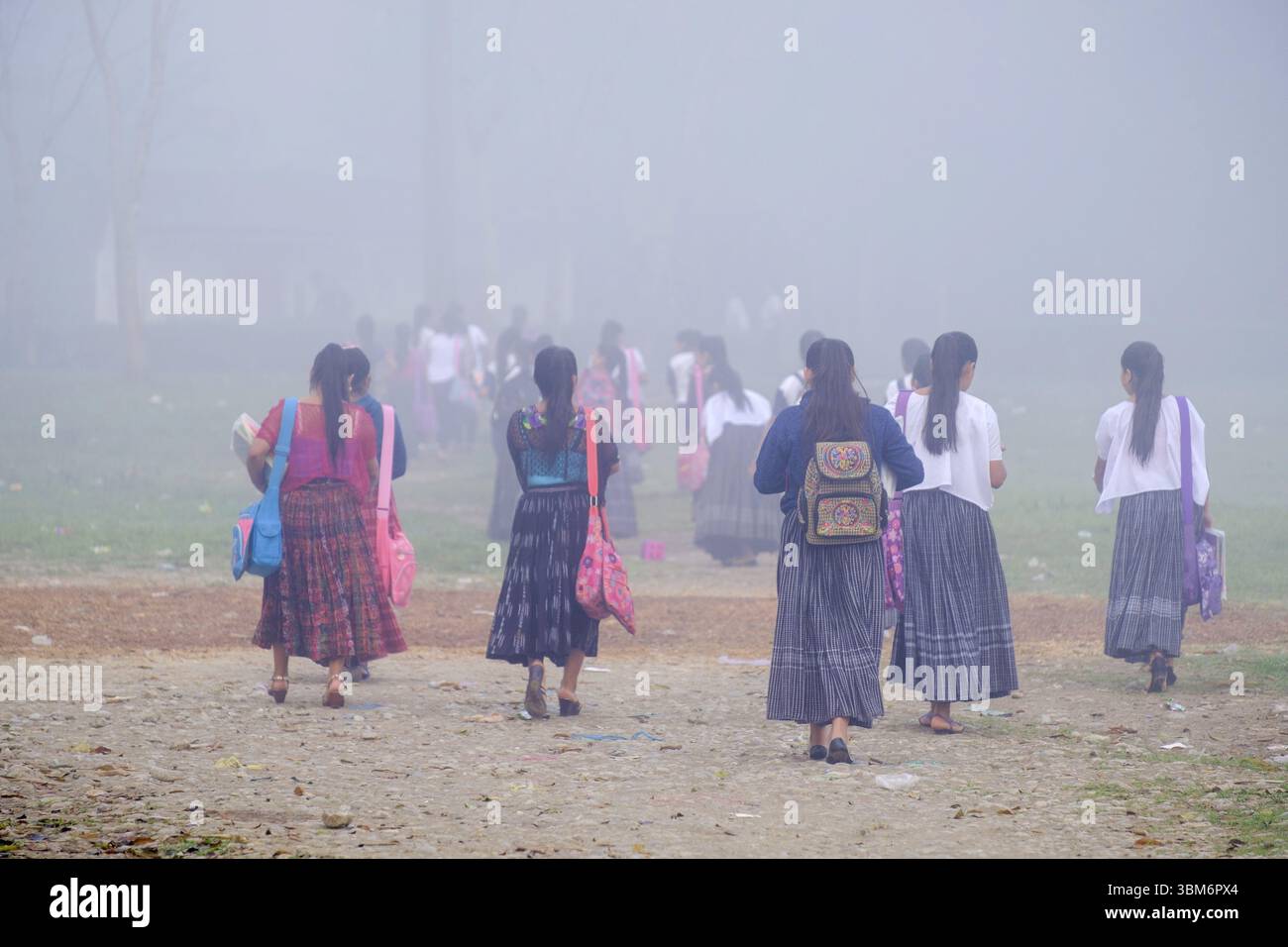 Élèves d'une école religieuse marchant dans le brouillard, la Parroquia, Lancetillo, Zona Reina, Quiche, Guatemala, Amérique centrale Banque D'Images