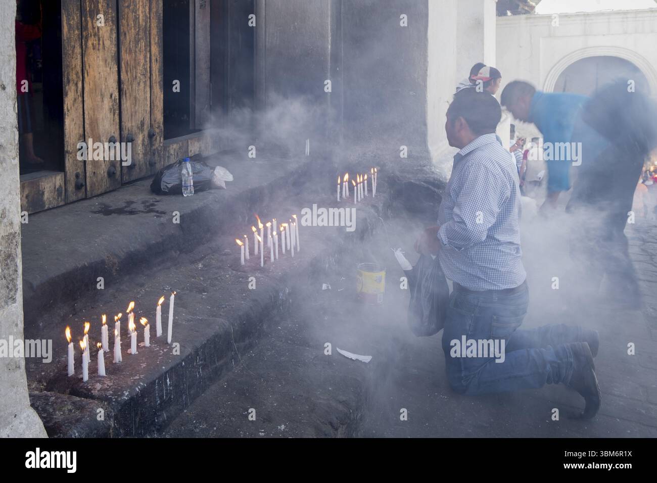 Cérémonie maya à l'entrée de l'église paroissiale, Santo Tomas Chichicastenango, République du Guatemala, Amérique centrale Banque D'Images