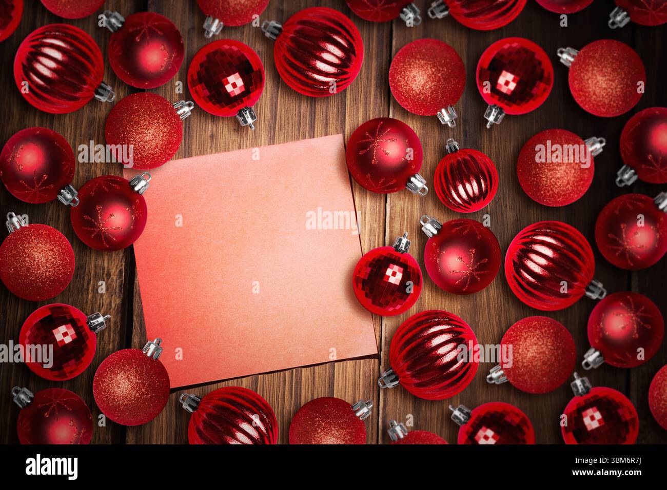 Boules de Noël sur la table Banque D'Images