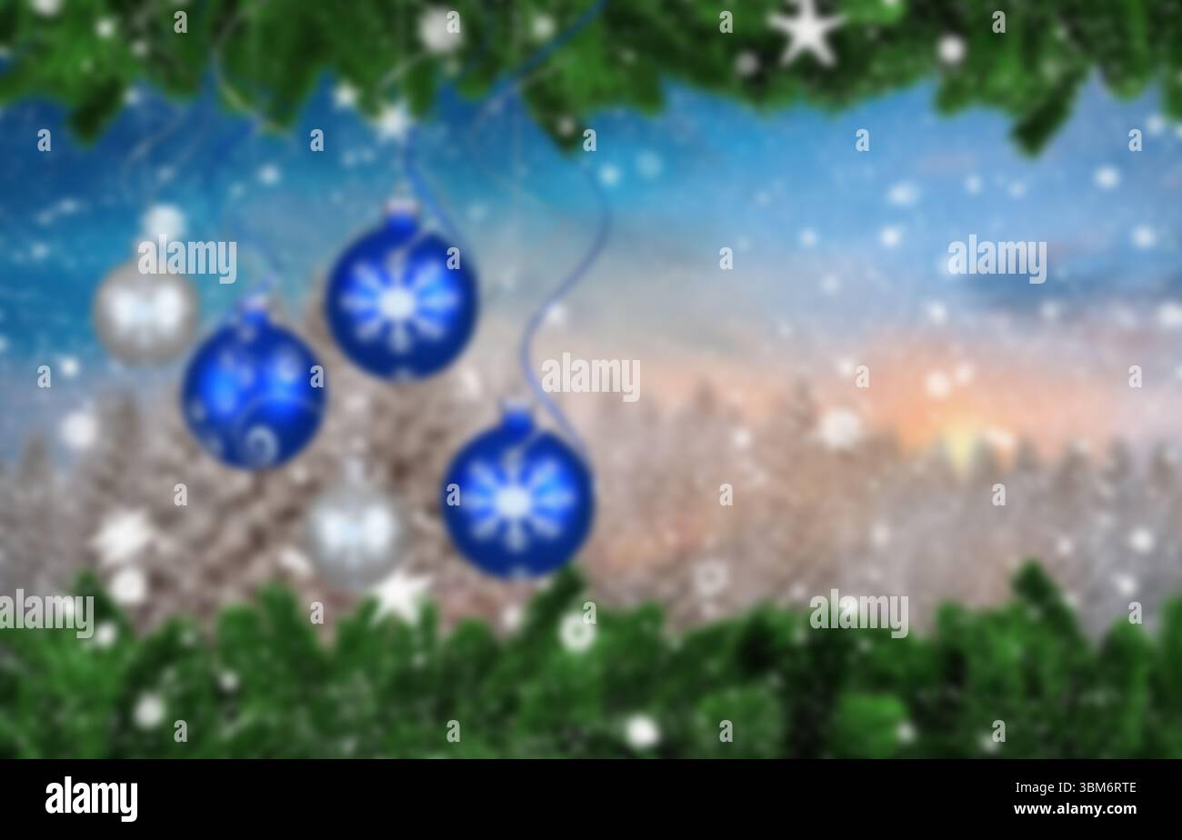 Des boules bleues sont suspendues au milieu de branches plates à feuilles persistantes avec des flocons de neige qui tombent à la dérive Banque D'Images