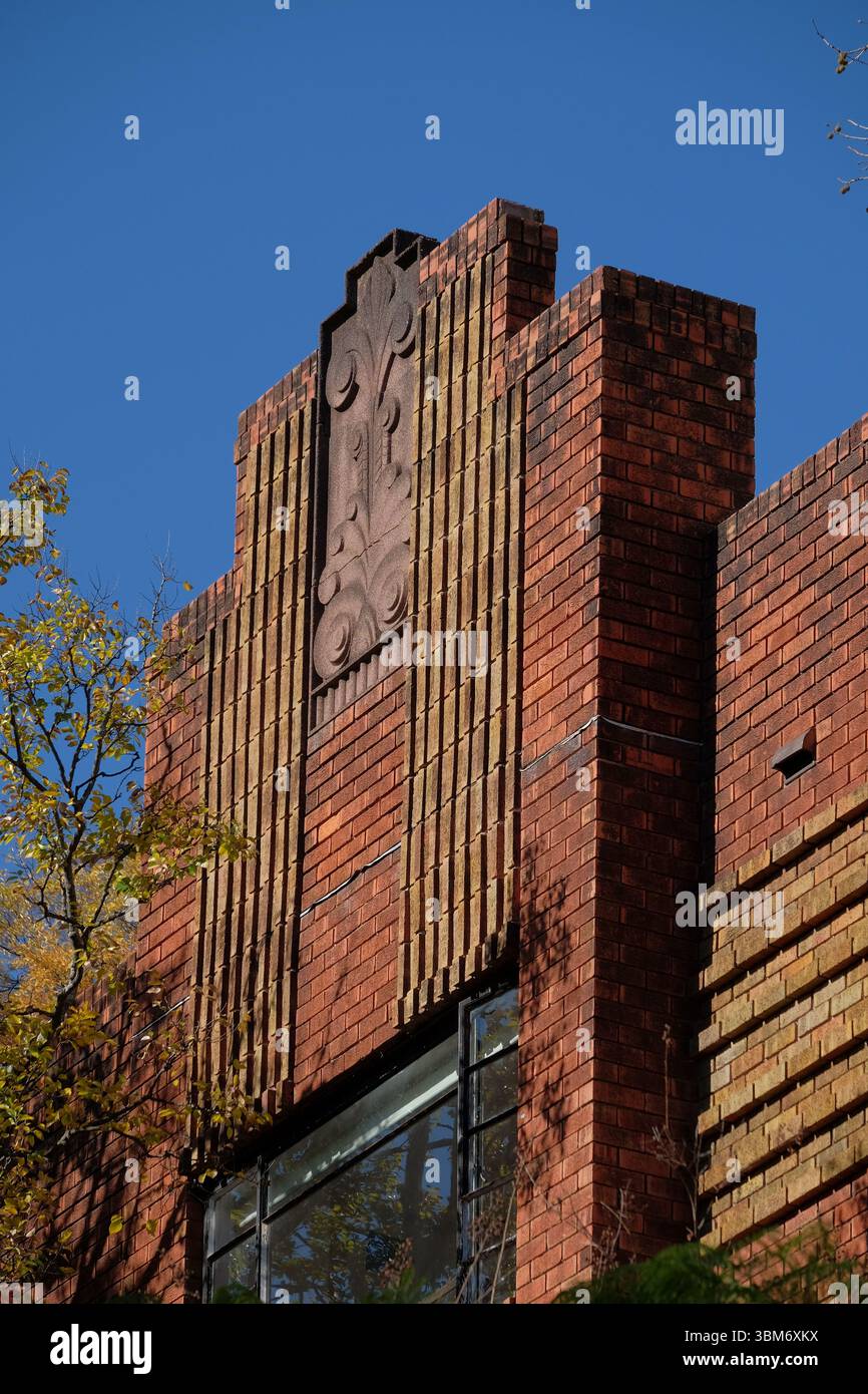 Détail parapet, maçonnerie bicolore avec fleur de lys, vue sur le parc, immeuble Art déco au 7 St Neot Ave, Potts point, Nouvelle-Galles du Sud, 2011 Banque D'Images