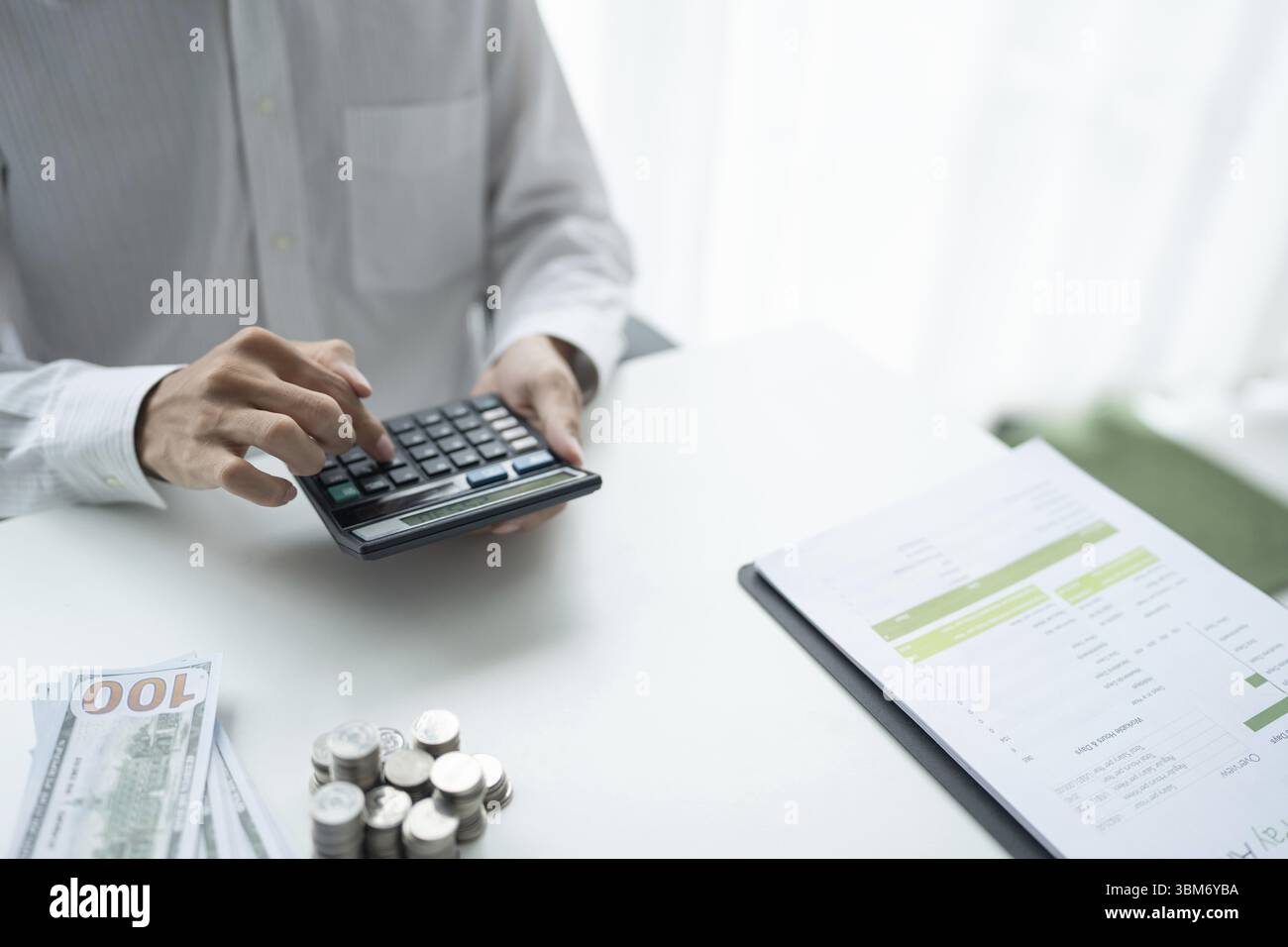 Homme d'affaires vérifiant les factures taxes solde du compte bancaire et calculant les États financiers annuels de la société. Concept d'audit comptable Banque D'Images