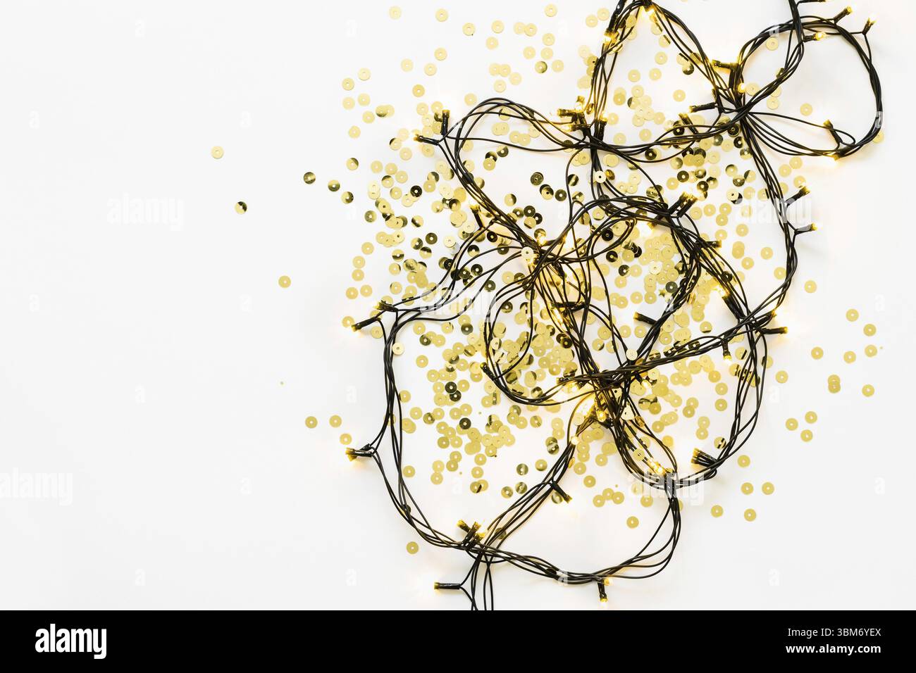 Fond brillant festif avec des étincelles dorées et une guirlande. Concept de vacances Banque D'Images