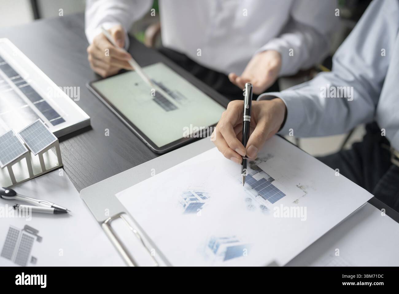 Panneaux solaires énergie verte homme d'affaires travaillant vert éco-amical entreprise de bureau idée créative planification Bio économie pour les entreprises éco-amical professi Banque D'Images