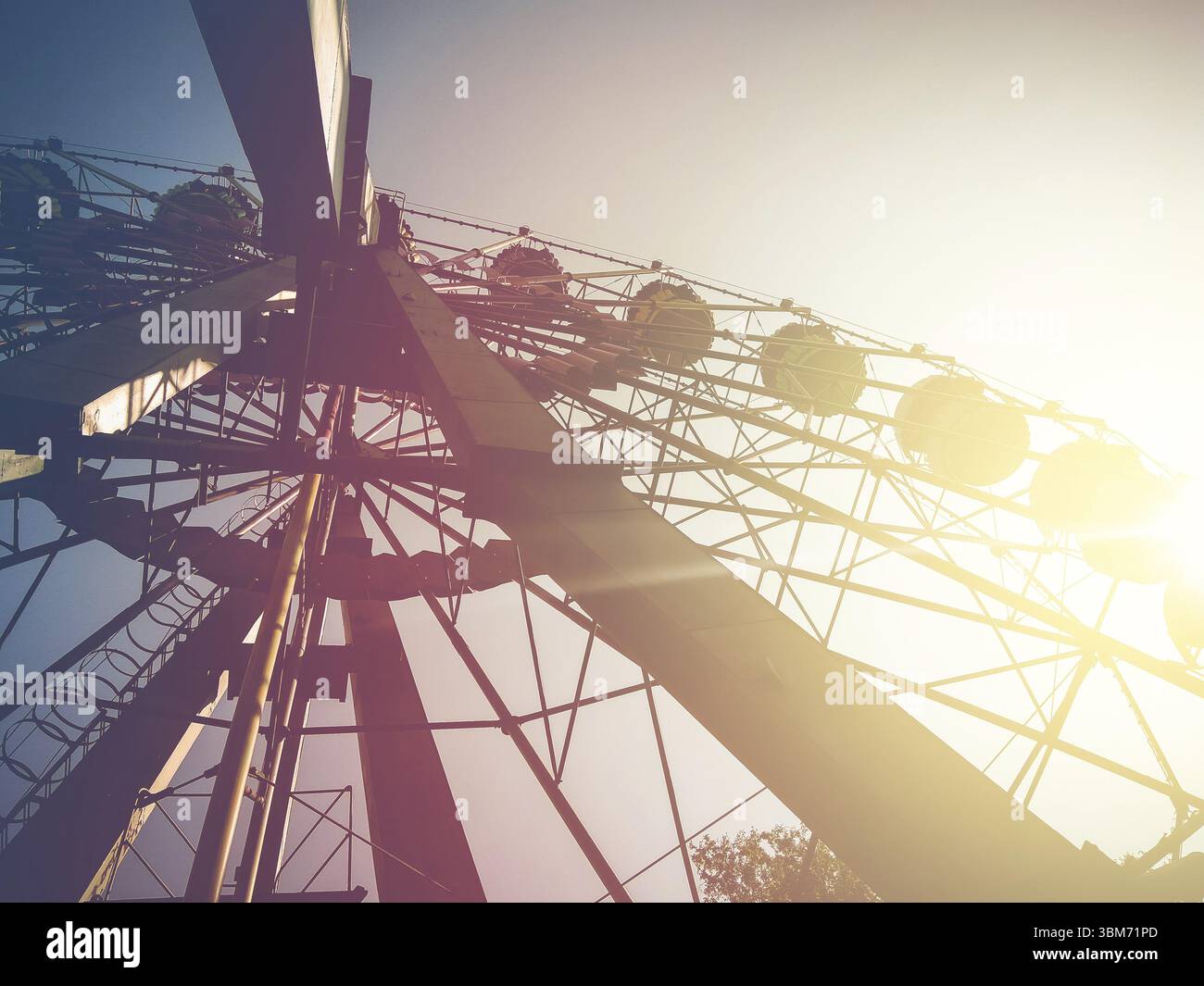 Retro Ferris roue sur un fond de ciel bleu, photo mobile Banque D'Images