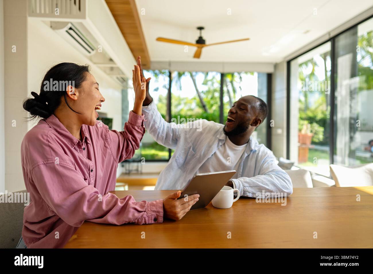 Un couple heureux et multinational qui sont des nomades numériques et travaillent dans un pays différent chaque mois Banque D'Images
