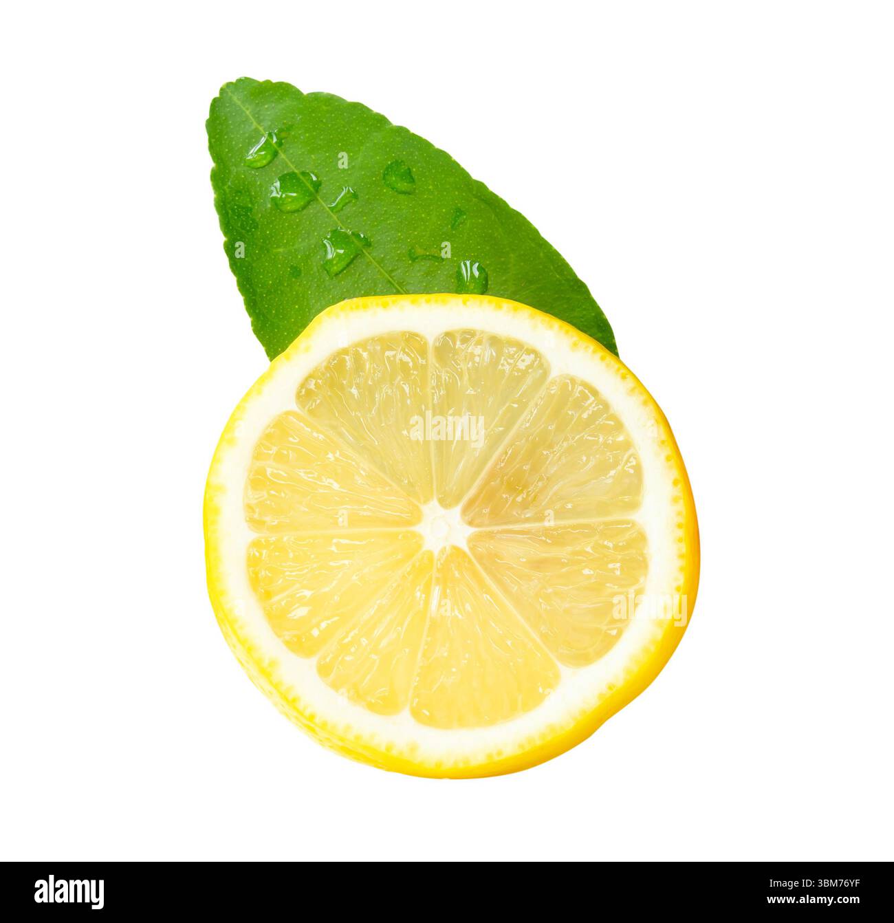 Vue de face de fruit de citron jaune mûr ou tranche en forme de cercle avec feuille verte est isolé sur fond blanc avec chemin de découpage. Banque D'Images
