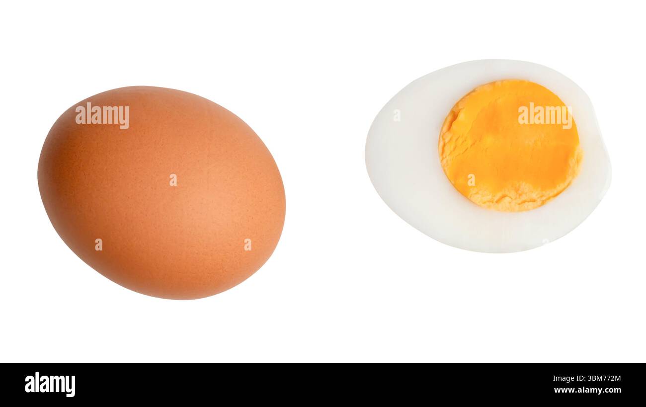 Vue de dessus ensemble d'un oeuf de poule brun cru et un oeuf bouilli ou cuit dans une moitié avec jaune d'oeuf est isolé sur fond blanc avec chemin de découpage. Banque D'Images