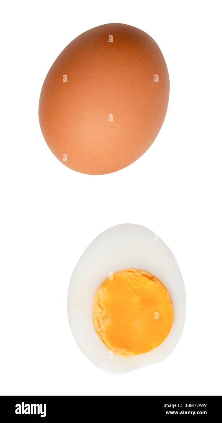 Vue de dessus ensemble d'un oeuf de poule brun cru et un oeuf bouilli ou cuit dans une moitié avec jaune d'oeuf est isolé sur fond blanc avec chemin de découpage. Banque D'Images