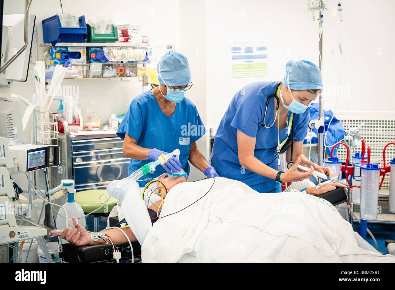 Mise en place d'une prothèse de hanche avec assistance robotique à l'hôpital Lyon Sud. Banque D'Images