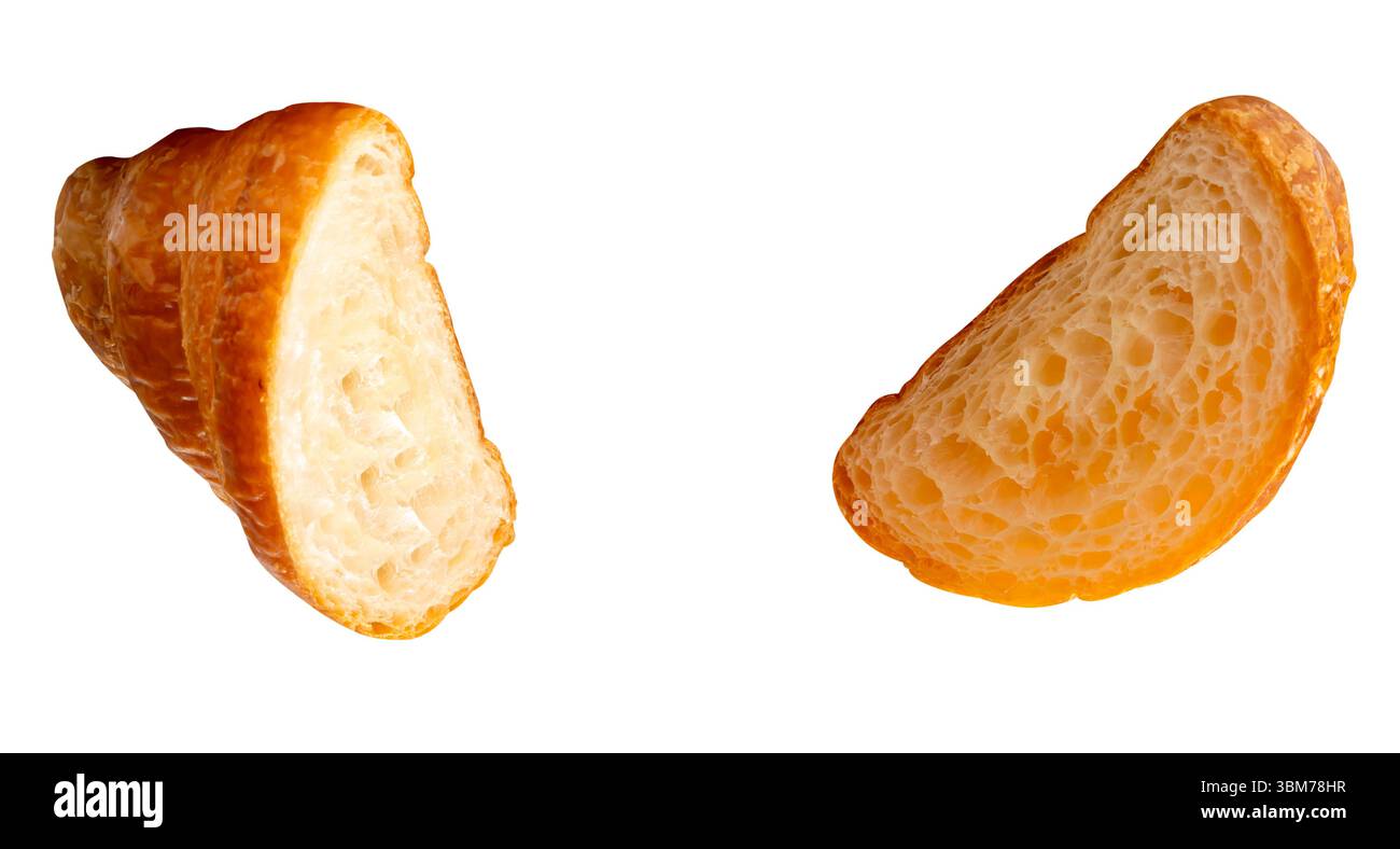Vue de dessus ensemble de croissants bruns en deux moitiés est isolé sur fond blanc avec chemin de détourage. Banque D'Images